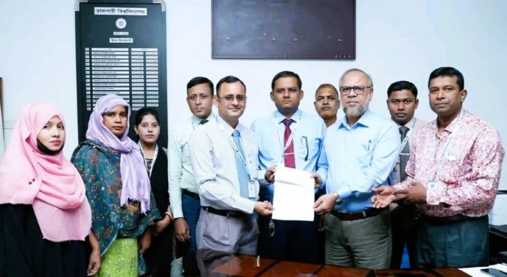 রাবি কর্মকর্তার পরিবার পেল ১০ লাখ টাকার মৃত্যু বীমার চেক
